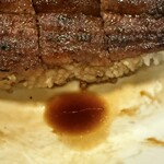 しげ吉 - 丼の底にタレが溜まってきた、タレの量がやや多めか