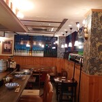 関西煮 理 - 店内、手前がカウンター、奥はテーブル席