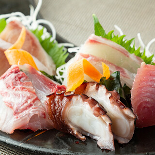 厚切りの《お造り》で味わう鮮魚の旨み