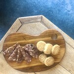 黒胡椒とチーズのおつまみクッキー&サラミ