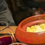 和食と郷土料理 時季 - 土鍋栗ごはん。香りも素晴らしいが栗の量も凄い！