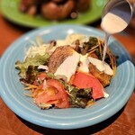 チンクエチェント - 取り分けて専用ドレッシングをかけて頂きます