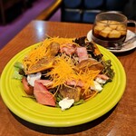 チンクエチェント - 秋の柿サラダ(スコーン付き) 1600円　たっぷりボリューミー！カリカリベーコンがアクセント✨