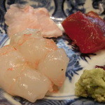 う越貞 - 脂ののった白甘鯛、愛媛の八幡浜より塩して三日目です。
      北海道松前の鮪漬け、10日熟成。
      100gのボタンエビ、塩して二日目