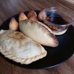 Elay Puej - 料理写真:サルティーニャ、チーズエンパナーダ、ココナッツクッキー、焼きプリン