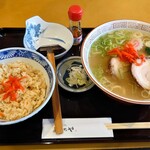 あだちや - 沖縄そばと炊き込みご飯セット