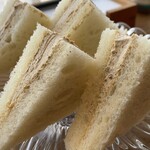 あわい読書室 - 紅茶のクリームサンド。紅茶の香りをうつした生クリームがたっぷり入ったサンドは、甘すぎず紅茶の風味がしっかり感じられて◎。