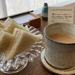 あわい読書室 - 紅茶のクリームサンドと、ホットカフェオレ¥600