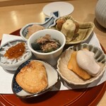 吉祥じ 和こん - つまかせコースのメイン　秋の白和えは柿　左下はホタテしんじょ、イクラの右上はあん肝の煮付　ほんのり薄味で酒泥棒　