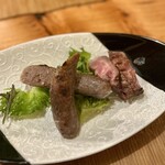 仙人小屋 - 右が熊のタン、初めて食べました。ブリブリな弾力があるけど意外にさっくり噛み切れちゃう。