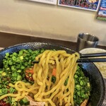 Menpeki Ginger Noodles - 麺はこんな感じです。香辛料と塩辛い味噌スープが絡みまくってライスが進む麺でした！