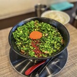 Menpeki Ginger Noodles - 辛味噌青唐辛ニラそば1300円、チャーシュートッピング450円とライス200円です。チャーシューは韮の下に隠れてます。