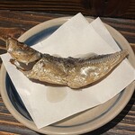 魚々楽 - アジの素揚げ、安定の大好きなお通し！