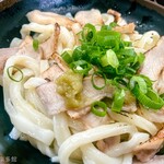 麺紡 - 豚トロネギ炙リャーしょうゆうどん