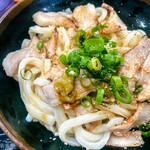 麺紡 - 豚トロネギ炙リャーしょうゆうどん