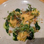 ricordo - 牡蠣をつめたラビオリ　春菊のペーストと葱オイル