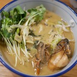 麺や 佐市 - 牡蠣めしにラーメンのスープ投入