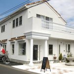 レ・ミロワール - 真っ白な外観