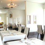 レ・ミロワール - 真っ白な店内