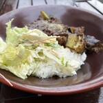 珊瑚礁 本店 - ライスにサラダが載るスタイル