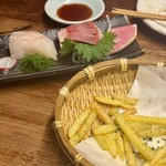 権八 - 刺身盛り合わせ、海苔塩フライドポテト