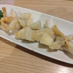 能登直送鮮魚 地酒とカワハギ きまっし - ｢納豆の包み揚げ｣です。ワンタンの皮(シュウマイの皮？)で包んで揚げてありました。