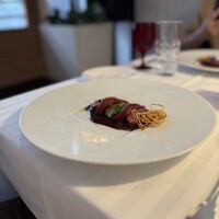 デュ・ヴァン・ハッシシ - マグレ・ド・カナールのロースト、赤ワインソースと洋梨