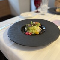 デュ・ヴァン・ハッシシ - 鹿肉の温性カルパッチョ、蕩けるチーズとりんご