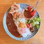 美濃加茂 ぼちち - スペシャルプレート（スパイシーチキンカレー・ベジタブルカレー・鶏の唐揚げ・ガーリックシュリンプ）