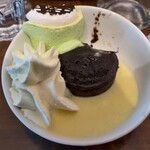 Restaurant L'Ardoise - フォンダンショコラ 7€ とスフレ グラッセ シャルトリューズ(半分貰った)