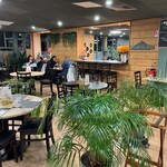 Le Saint Augustin - この奥にも手前にもテーブル席が広がっている