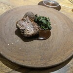 No Code - 牛のほほ肉のフライ、チョコレートのソース◎食事中に洋食はどこもメインが牛肉のソテーというか、ステーキみたいだと話していたら、シェフが変化球を投げてくれた。こういう心遣いは嬉しい、感謝。