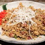 お好み焼きもみじ - 【ガーリックライス】
      ガーリックがよく効いて美味。