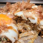 お好み焼きもみじ - ふわふわを大切に。ヘラは優しく、最小限の動きにとどめたい。