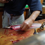 かぶと - ご主人の名人芸 天然鰻を捌いています 700gサイズ 2014.11.1x