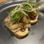 ニュー貝殻荘 - [ブルスケッタ]焼き秋刀魚と大根のペペロンチーノ 　～香母酢と九条葱のサルサヴェルデと～