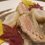 ニュー貝殻荘 - 帆立貝と秋鮭 アーモンド粉のフリット 　～２種小麦と生ハムブロード シャンピニオンソース～