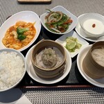 雪園 - 今週のランチ（海老とイカのチリソース煮、ピーマンと豚肉の炒め）