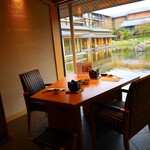 日本料理 鳥羽別邸 華暦 - すべての席が美しい庭園に面しています。