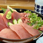 다이료 야마찬 - ビンチョウ、写真のとおりの脂ノリとねっとり食感♡
                        バチの赤身は特有の酸味が爽やかで、スジのないきめ細かい肉質♪
                        ネギトロは削いだ身をを叩かず、粗いすき身のままなのが食感よくておいしい♡