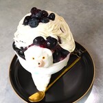 嘘と僕 - 氷の中には、ほうじ茶ゼリーが入っており、ぷるんぷるんとした食感が良いアクセントになっていたフルーツかき氷だった～!!( ^o^)ﾉ