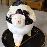 嘘と僕 - 3本足のクマさんの容器に、かき氷、ブラックシードレスグレープが盛りつけられ、その上にたっぷりのクリームチーズ、生ブルーベリーが盛りつけられている～!!( ^o^)ﾉ