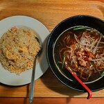 張家 - 麺飯セット￥780(だったかな？)。夜は+100。なぜ夜は高くなるのだろう？