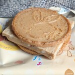 鎌倉菓子 鎌倉五郎本店 - 料理写真:マロンサンドだよ　中身