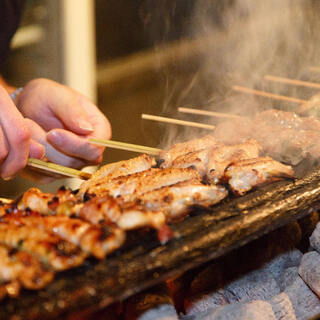 炭火で丁寧に焼き上げる、絶品焼鳥。