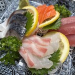 味処佐くら - 新鮮なお刺身で美味しいお酒を堪能して下さい