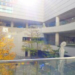 加賀 - "オペラシティ"の"サンクンガーデン"で、定時に歌う"シンギングマン"。