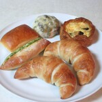 アドゥマン - 塩ロール、カボチャとカマンベールチーズのキッシュ、金時豆パン、ヴィエノワピスターシュ、パヴェ