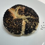 ナナパン - 黒ごまおさつベーグル。黒ごまたっぷり。
