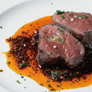 馬肉フィレのステーキと彩り豊かなブーケサラダが人気です！